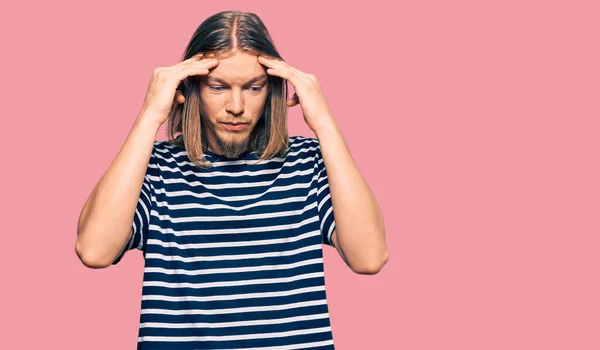 Schöner Kaukasischer Mann Mit Langen Haaren Der Lässig Gestreiftes Shirt — Stockfoto