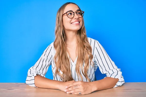 Junge Schöne Blonde Frau Mit Brille Die Auf Dem Tisch — Stockfoto