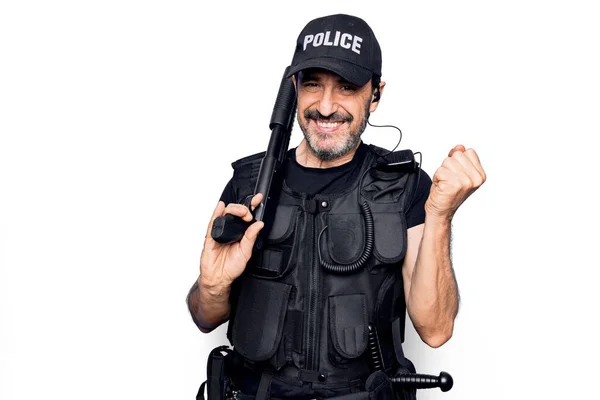 Középkorú Jóképű Rendőr Rendőri Egyenruhát Golyóálló Mellényt Visel Büszkén Sikoltozik — Stock Fotó