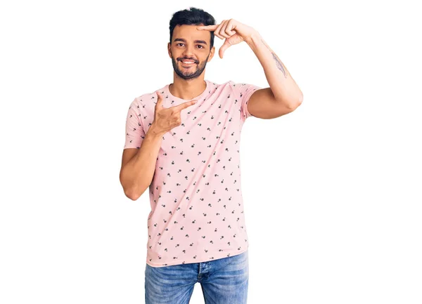 Mladý Pohledný Hispánec Neformálních Šatech Usmívající Vytvářející Rámeček Rukama Prsty — Stock fotografie