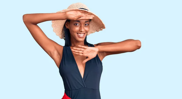 Młoda Afroamerykanka Ubrana Strój Kąpielowy Letni Kapelusz Uśmiechnięta Radosna Grająca — Zdjęcie stockowe