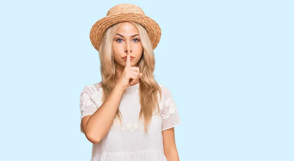 Yazlık Şapkalı Genç Sarışın Kız Dudakları Parmaklarıyla Sessiz Olmak Istiyor — Stok fotoğraf