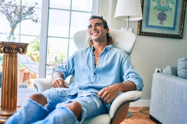 Jovem Hispânico Sorrindo Feliz Sentado Sofá Casa — Fotografia de Stock