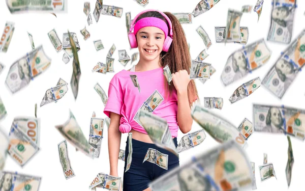 Linda Niña Hispana Vistiendo Ropa Gimnasio Usando Auriculares Sonriendo Con — Foto de Stock