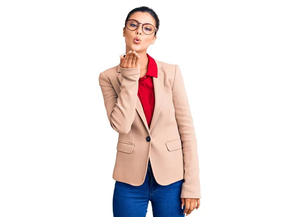 Jovem Mulher Bonita Vestindo Camisa Negócios Óculos Olhando Para Câmera — Fotografia de Stock