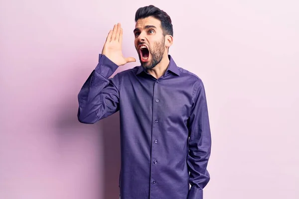 Jonge Knappe Man Met Baard Casual Shirt Schreeuwend Schreeuwend Van — Stockfoto