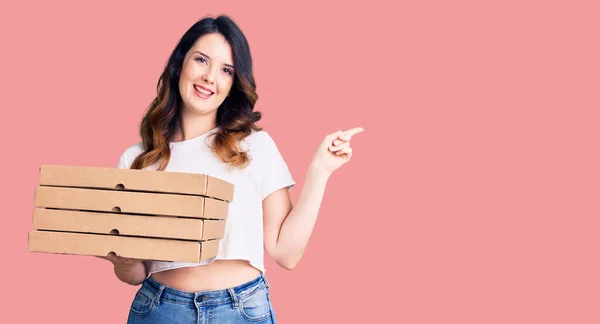 Vacker Ung Brunett Kvinna Håller Leverans Pizza Låda Ler Glad — Stockfoto