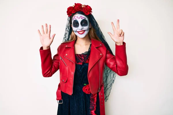 Žena Den Mrtvého Kostýmu Přes Bílou Show Ukazuje Nahoru Prsty — Stock fotografie
