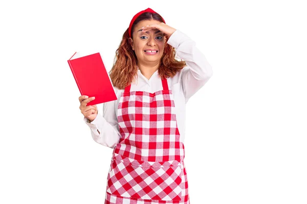 Jovem Latina Vestindo Avental Segurando Livro Receitas Estressado Frustrado Com — Fotografia de Stock