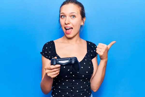 Junge Blonde Frau Spielt Videospiel Hält Controller Die Höhe Und — Stockfoto