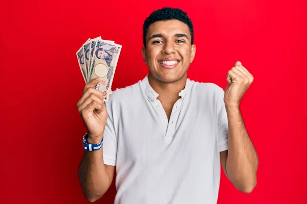 Joven Árabe Sosteniendo Billetes Yen Japoneses Gritando Orgulloso Celebrando Victoria —  Fotos de Stock