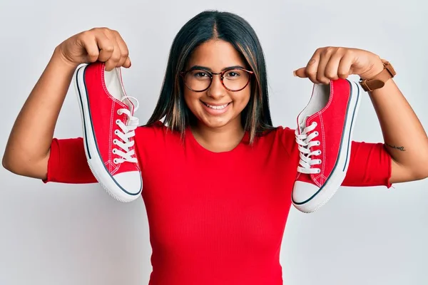 Joven Chica Latina Sosteniendo Zapatos Casuales Rojos Sonriendo Con Una —  Fotos de Stock