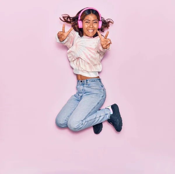Joven Hermosa Mujer Latina Escuchando Música Usando Auriculares Sonriendo Feliz — Foto de Stock