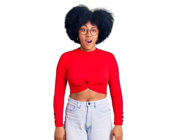 Jeune Fille Afro Américaine Portant Des Vêtements Décontractés Des Lunettes — Photo