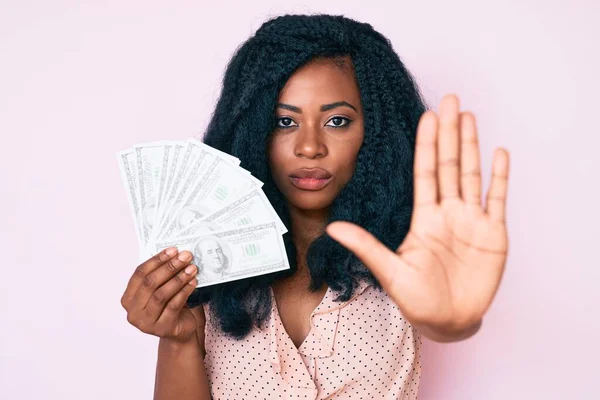 Mulher Africana Bonita Segurando Dólares Com Mão Aberta Fazendo Sinal — Fotografia de Stock