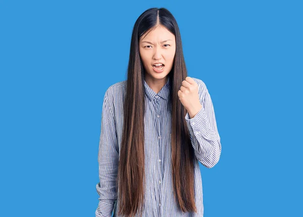 Ung Vacker Kinesisk Kvinna Bär Avslappnad Skjorta Arg Och Galen — Stockfoto