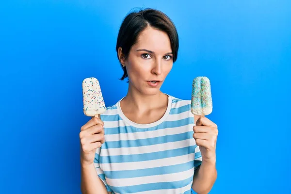 Mujer Morena Joven Con Pelo Corto Sosteniendo Dos Helados Cara —  Fotos de Stock