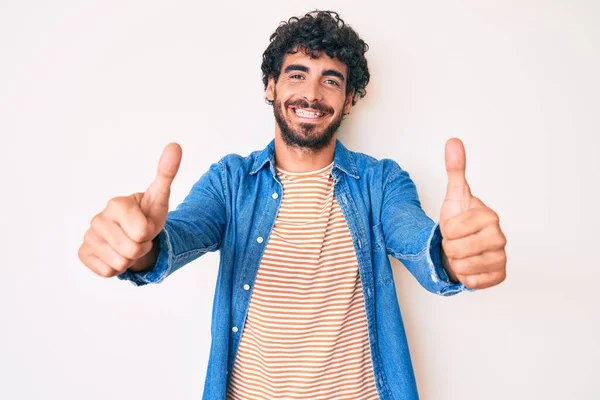 Bello Giovanotto Con Capelli Ricci Orso Che Indossa Giacca Denim — Foto Stock