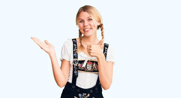 Ung Vacker Blond Kvinna Bär Oktoberfest Klänning Visar Handflatan Och — Stockfoto