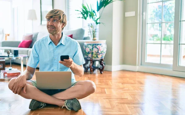 Genç Rlandalı Adam Evde Bilgisayar Akıllı Telefon Kullanarak Mutlu Bir — Stok fotoğraf