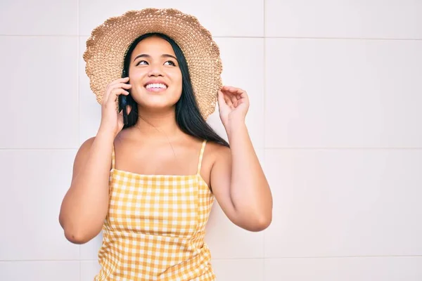Jong Aziatisch Meisje Glimlachen Blij Naar Stad Spreken Aan Telefoon — Stockfoto