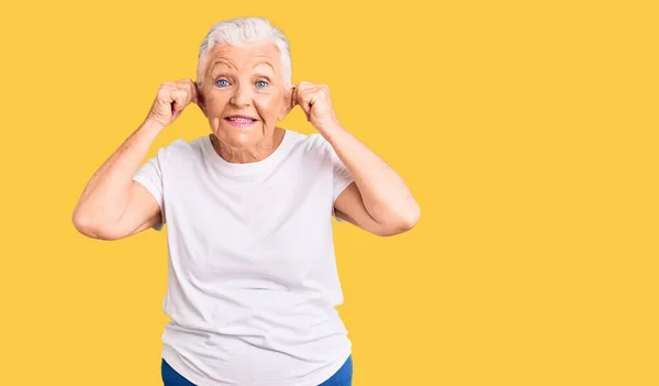 Senior Hermosa Mujer Con Ojos Azules Pelo Gris Con Camiseta — Foto de Stock