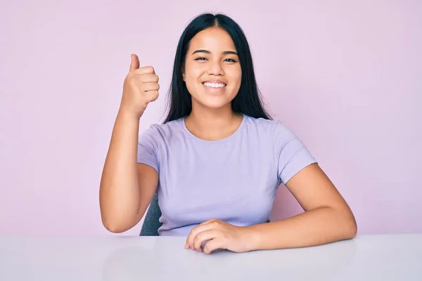 Joven Hermosa Chica Asiática Con Ropa Casual Sentado Mesa Sonriendo — Foto de Stock