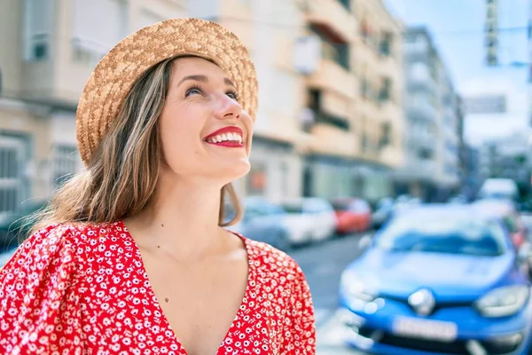 Jonge Blonde Vrouw Vakantie Glimlachend Gelukkig Wandelen Straat Van Stad — Stockfoto