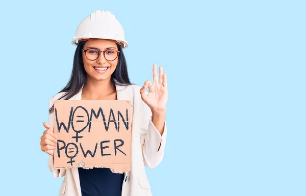 Junge Schöne Lateinische Mädchen Mit Architekt Hardhat Hält Women Power — Stockfoto