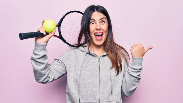 Joven Deportista Hermosa Jugando Tenis Usando Raqueta Pelota Sobre Fondo —  Fotos de Stock