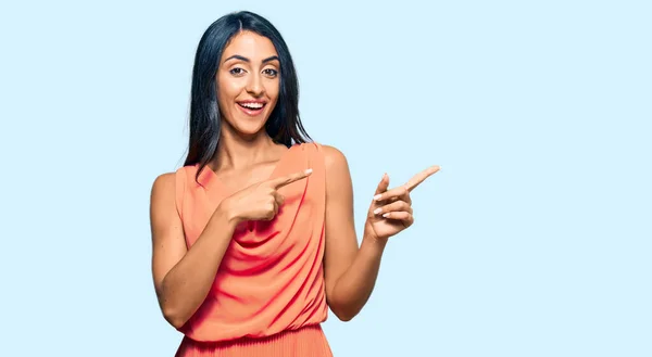 Hermosa Mujer Hispana Vistiendo Vestido Verano Sonriendo Mirando Cámara Apuntando — Foto de Stock