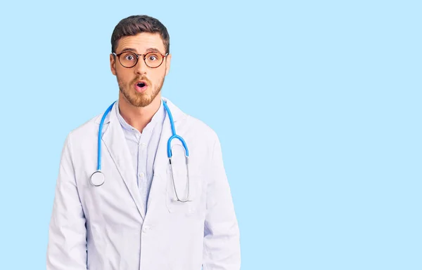 Joven Guapo Con Oso Vistiendo Uniforme Médico Asustado Sorprendido Con —  Fotos de Stock