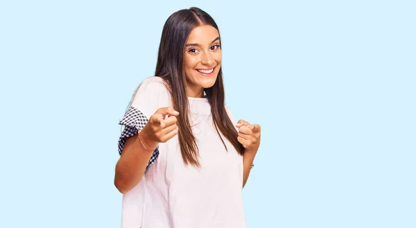 Молода Іспаномовна Жінка Повсякденному Одязі Вказує Пальці Камеру Щасливим Смішним — стокове фото