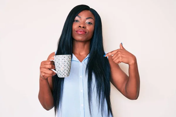 Mladá Africká Americká Žena Drží Kávu Ukazující Prstem Jedno Usmívá — Stock fotografie