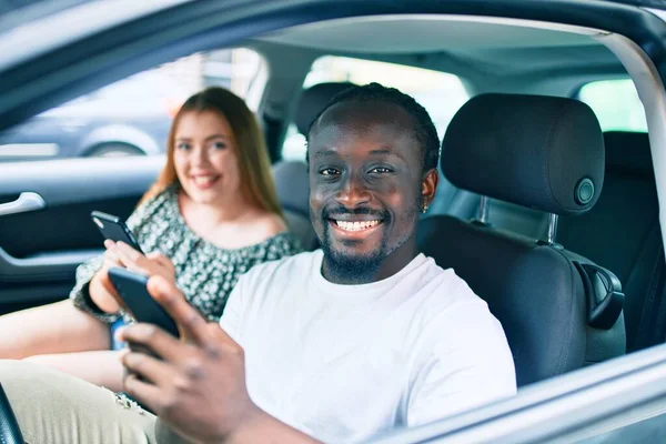 Giovane Coppia Interrazziale Sorridente Felice Utilizzando Smartphone Auto — Foto Stock