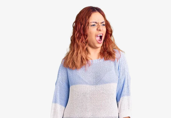 Junge Lateinamerikanische Frau Lässiger Kleidung Wütend Und Verrückt Schreiend Frustriert — Stockfoto