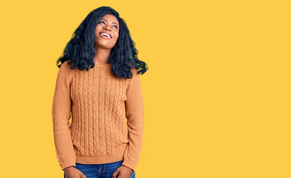 Schöne Afrikanisch Amerikanische Frau Lässigem Pullover Die Mit Einem Lächeln — Stockfoto