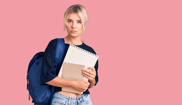 Joven Hermosa Mujer Rubia Con Mochila Estudiante Sosteniendo Actitud Pensamiento —  Fotos de Stock