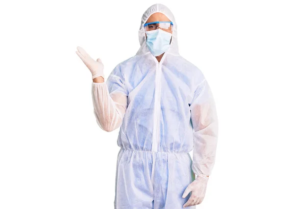 Junger Hispanischer Mann Doktor Schutz Coronavirus Uniform Und Medizinischer Maske — Stockfoto