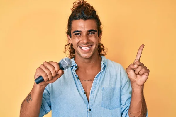 Ung Latinamerikansk Man Sjunger Sång Med Mikrofon Leende Glad Pekar — Stockfoto
