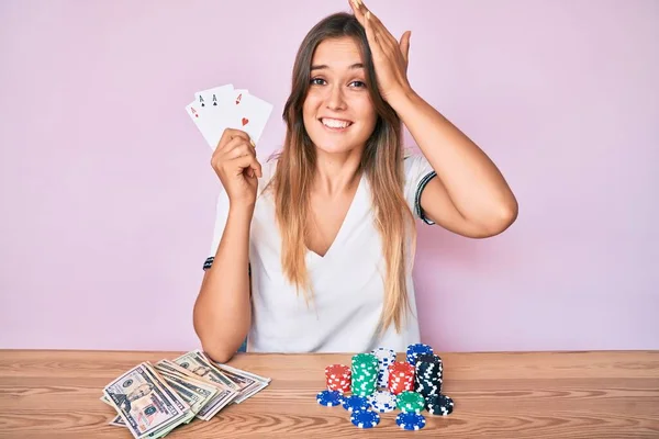 Mooie Kaukasische Vrouw Spelen Poker Holding Cards Gestrest Gefrustreerd Met — Stockfoto