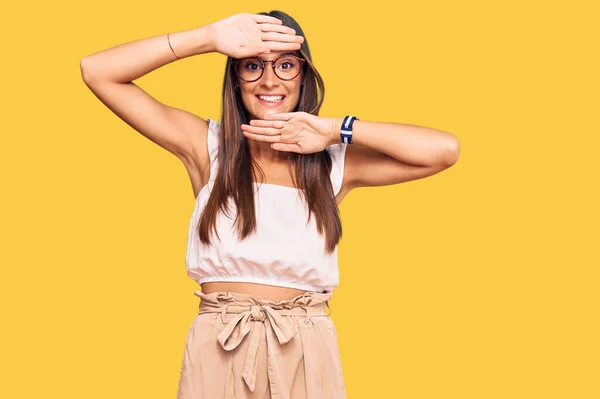 Jonge Spaanse Vrouw Casual Kleding Een Bril Lachend Vrolijk Kijkend — Stockfoto