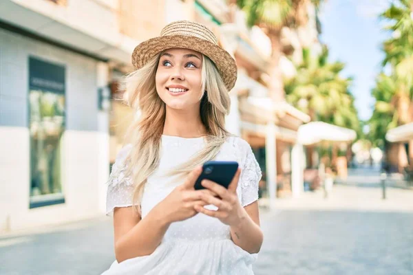 코카서스 관광객 소녀는 거리에서 스마트폰을 사용하여 행복하게 — 스톡 사진