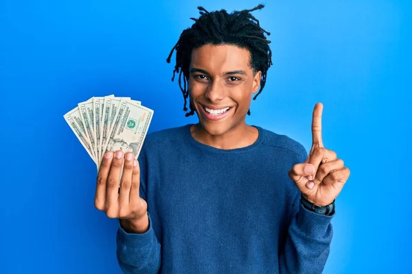 Ung Afrikansk Amerikansk Man Som Håller Dollar Sedlar Leende Med — Stockfoto