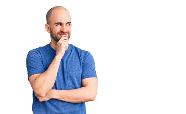 Joven Hombre Guapo Con Camiseta Casual Con Mano Barbilla Pensando —  Fotos de Stock