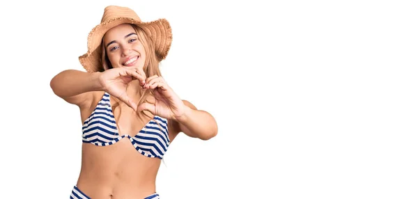 Giovane Bella Donna Bionda Che Indossa Bikini Cappello Sorridente Amore — Foto Stock