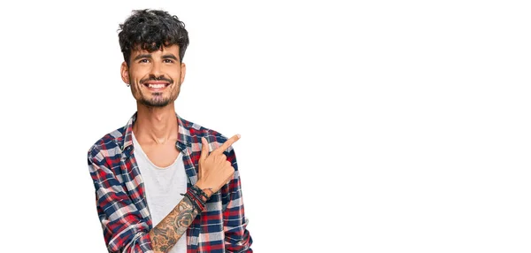 Joven Hombre Hispano Vistiendo Ropa Casual Alegre Con Una Sonrisa —  Fotos de Stock