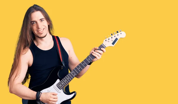 Jonge Volwassen Man Met Lang Haar Spelen Elektrische Gitaar Kijken — Stockfoto