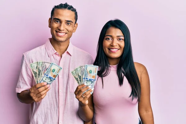 Jovem Casal Latino Segurando Dólares Olhando Positivo Feliz Sorrindo Com — Fotografia de Stock