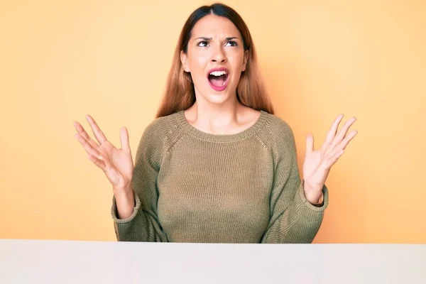 Jonge Brunette Vrouw Draagt Casual Kleding Zitten Tafel Gek Gek — Stockfoto